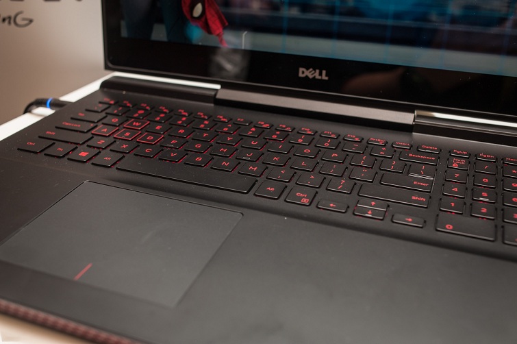 Touchpad của Dell 7567 hơi lệch về phía bên trái của máy