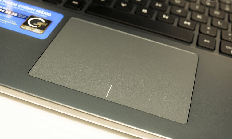 Touchpad của máy được đặt hơi lệch về phía bên trái và hơi lõm xuống
