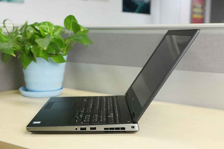 Cạnh phải của máy