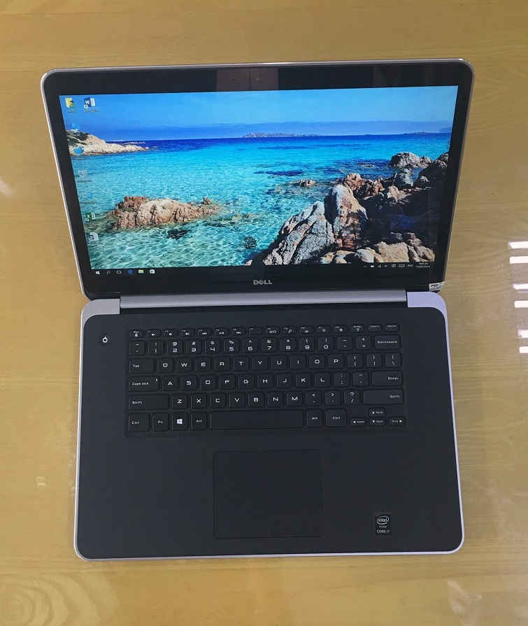 Màn hình của máy sắc nét như dao cạo