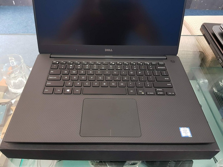 Touchpad khá là lớn và cảm giác di chuột mượt mà