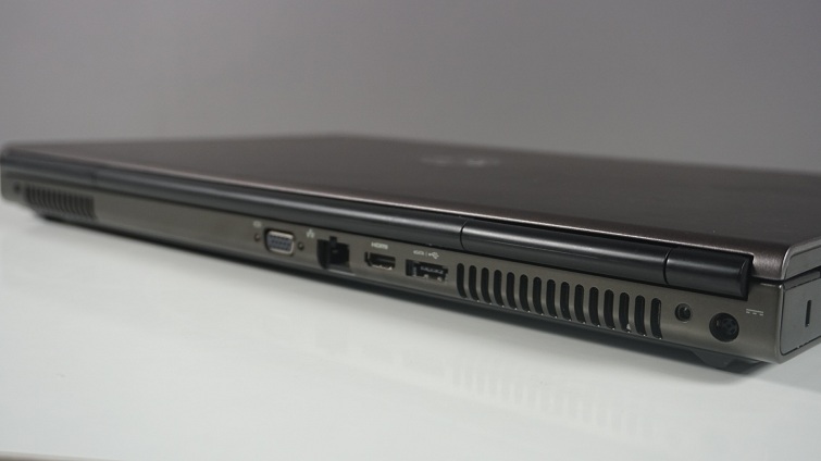 Cạnh sau của máy