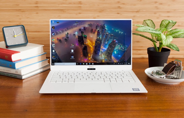 Kích cỡ màn hình là 13.3 inch cùng công nghệ InfinityEgde cho đường viền mỏng