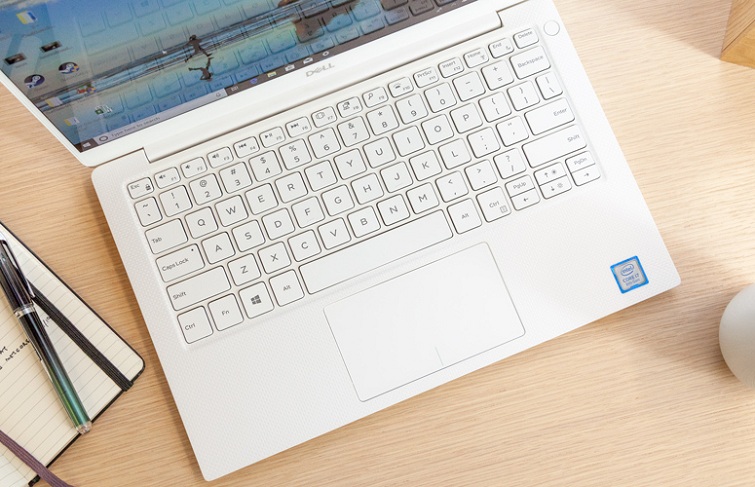 Bàn phím của XPS 13 9380 cắt một hình nổi bật với màu trắng