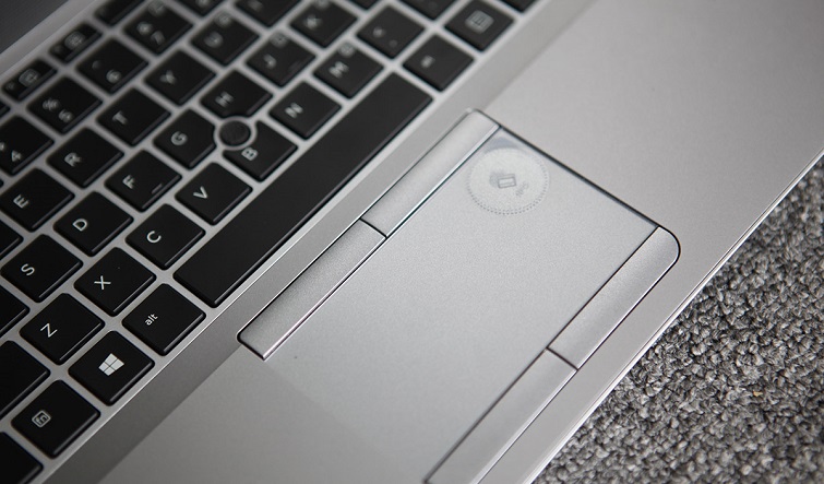 Touchpad của máy đi kèm có kích thước khá hợp lý