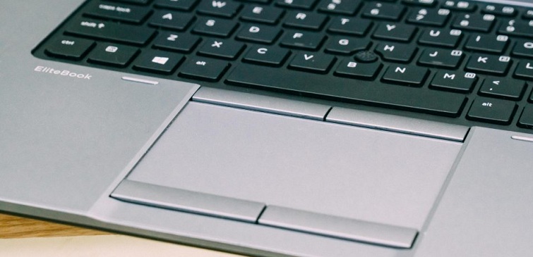 Touchpad khá là rộng rãi và có kích thước là 10.4 x 6.5 cm