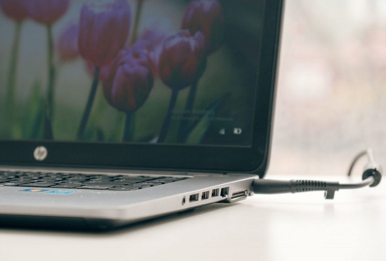 Cạnh phải của máy