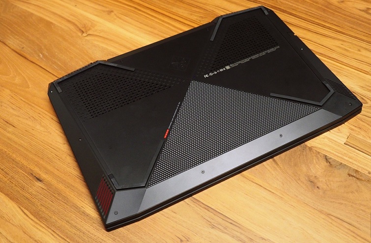 Dưới đáy có rất nhiều khe thoát nhiệt cho máy