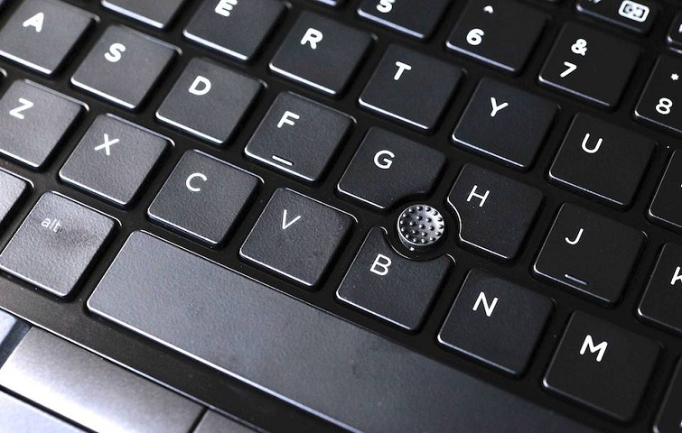 Trackpoint của ZBook 15 G2 có bề mặt vân cao su