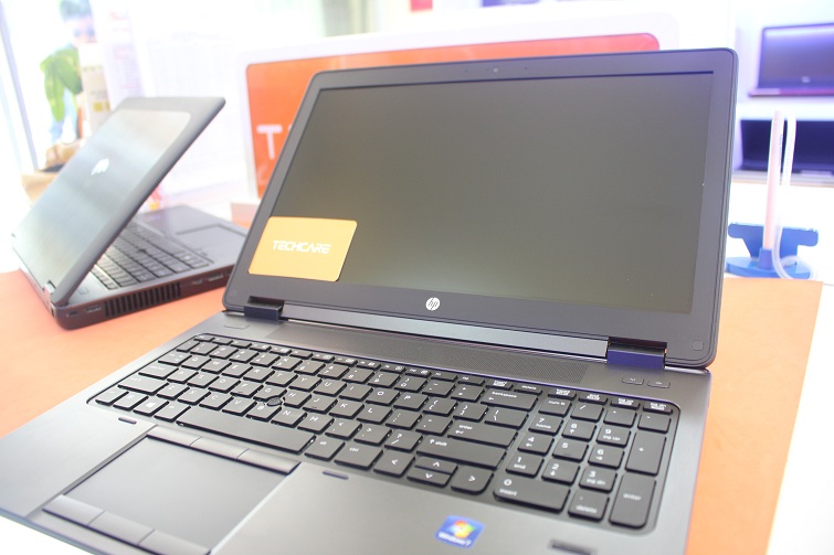 Có đèn led phím và kích thước tương đương với dòng máy Hp Zbook 17