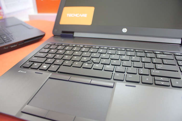 Touchpad của chiếc máy được chia làm ba đều nhau
