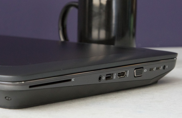 Cạnh phải của Hp Zbook 17 G2