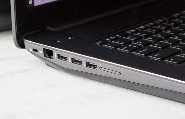 Cạnh trái của Hp Zbook 17 G2