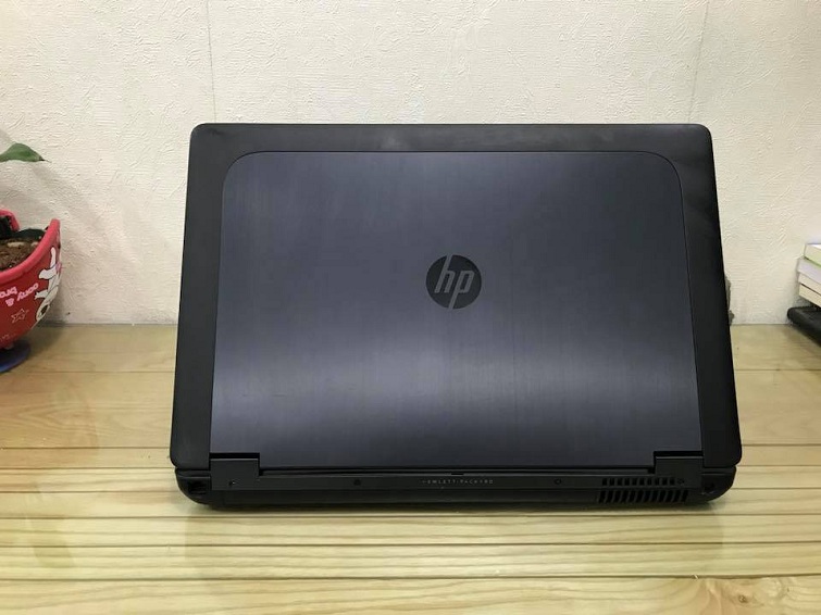ZBook có lớp vỏ với tông màu xanh