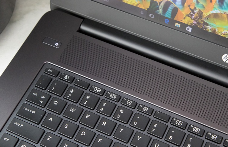 Dải loa ở phía trên bàn phím