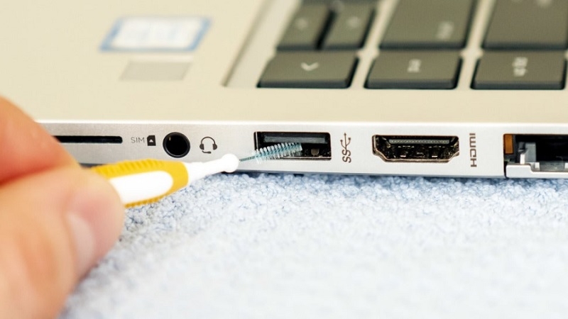 Vệ sinh cổng USB laptop bằng tăm bông khi máy đã tắt