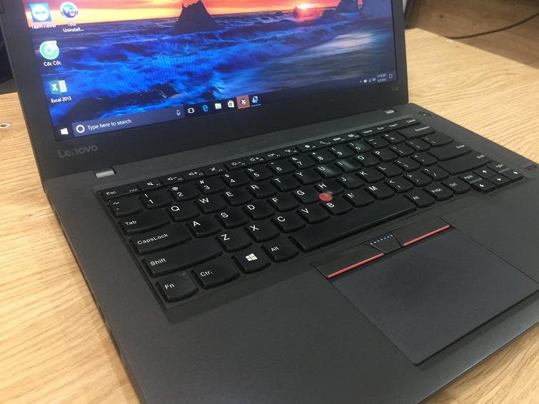 Touchpad được thiết kế khá rộng