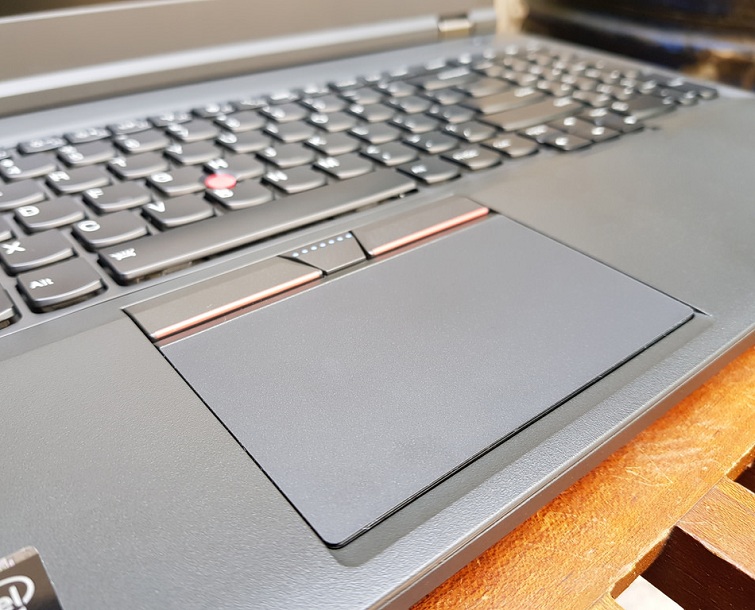 Touchpad của máy mượt và chính xác