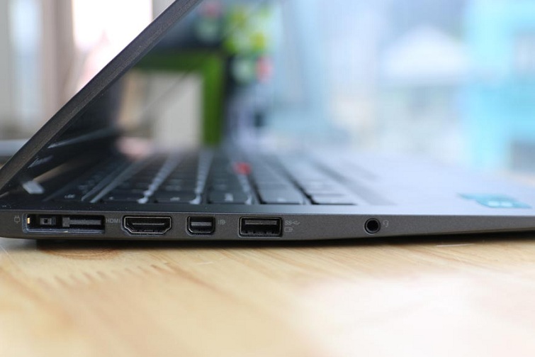 Cạnh trái của máy