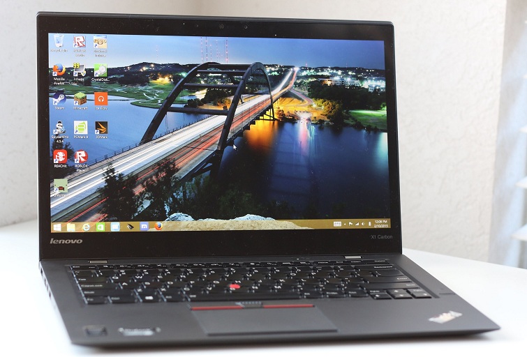 Lenovo đã nhét một cái màn hình có kích cỡ 14 inch cảm ứng