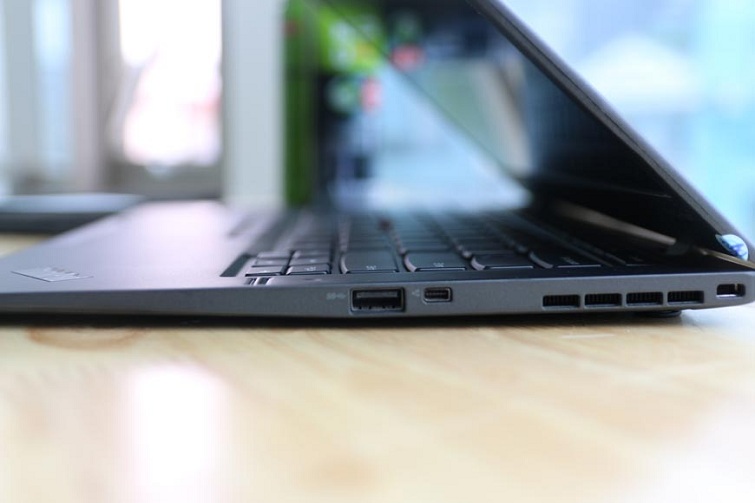 Cạnh trái của máy