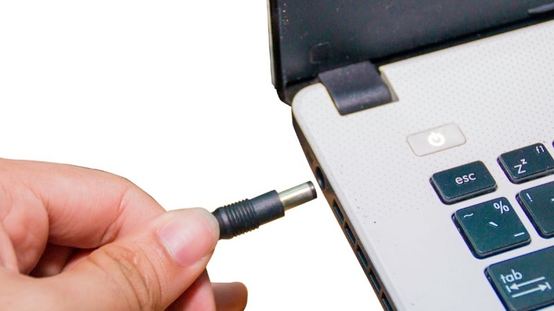 Kiểm tra dây sạc và đầu cắm adapter laptop