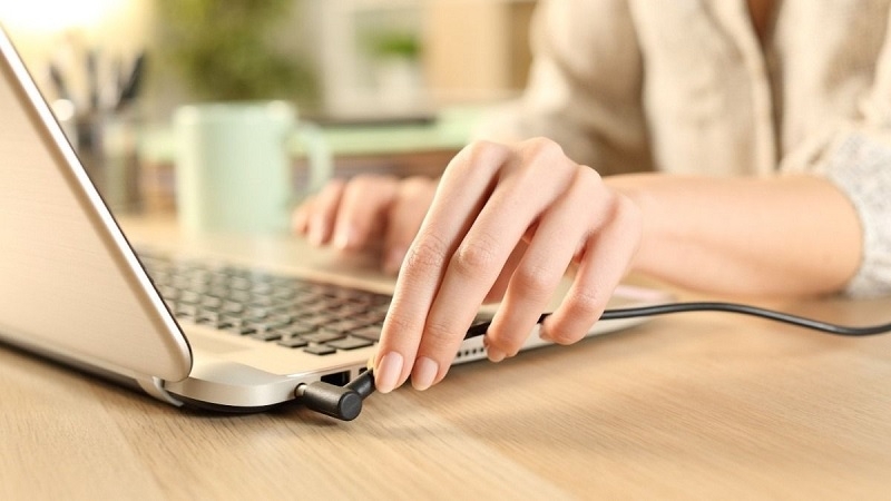 Dấu hiệu nhận biết laptop phải cắm sạc mới lên nguồn