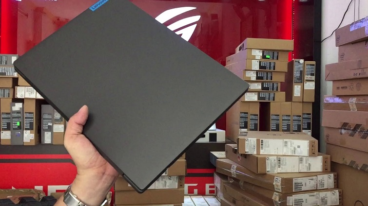 Nắp máy tính thiết kế với một bề mặt trơn không tì vết