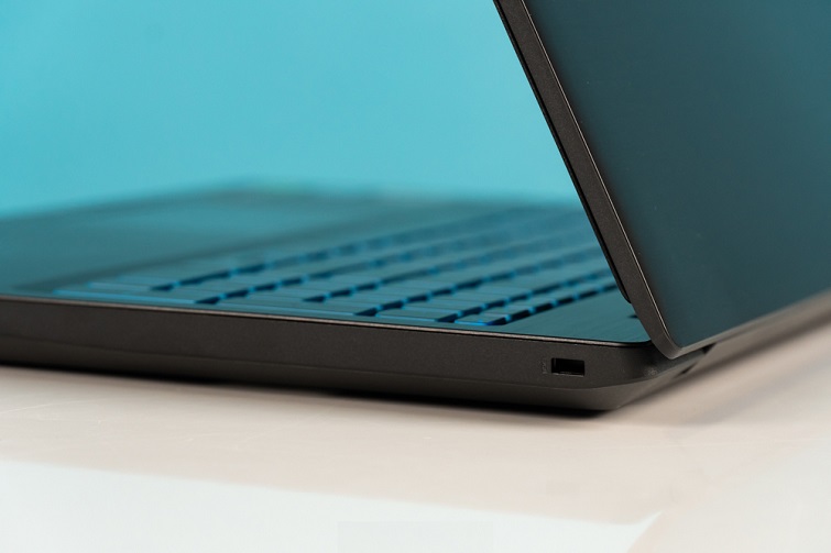 Cạnh phải của máy