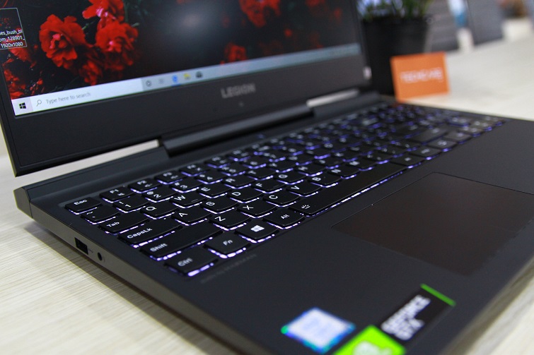 Touchpad được phủ kính mang đến khả năng tracking tốt