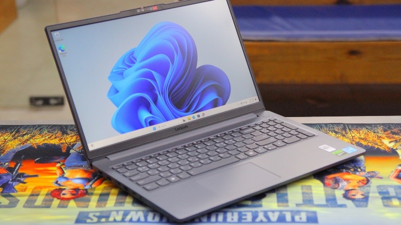 Lenovo LOQ Essential 15IAX9E