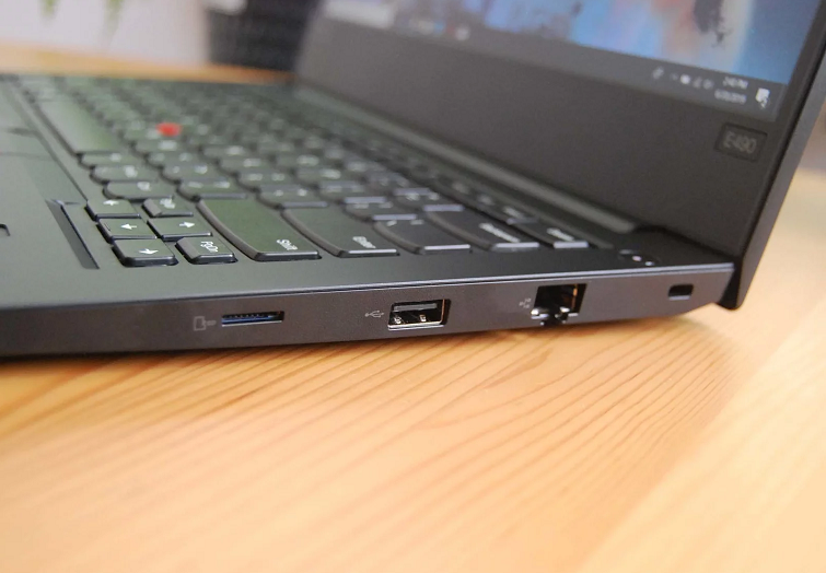 Cổng kết nối phía phải