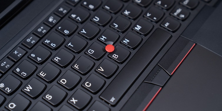 Yêu hay ghét nó thì thanh trỏ màu đỏ ở ngay giữa bàn phím