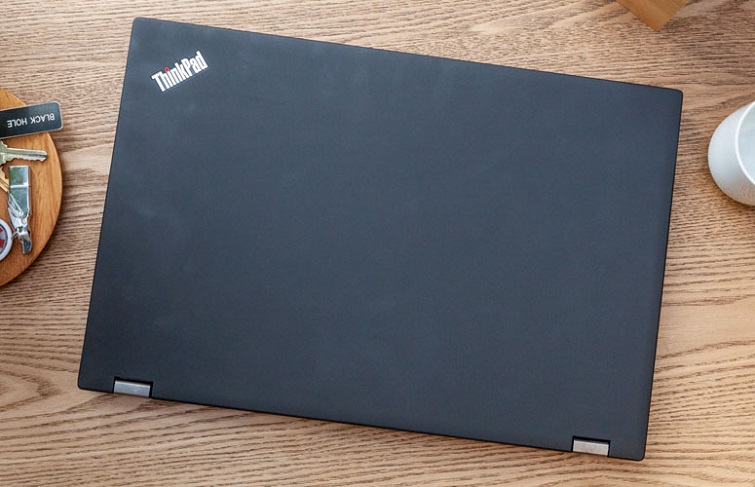 Nắp là được làm bằng chất liệu sợi carbon mềm mại