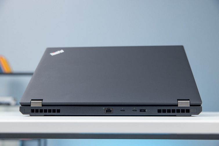 Cạnh sau của máy