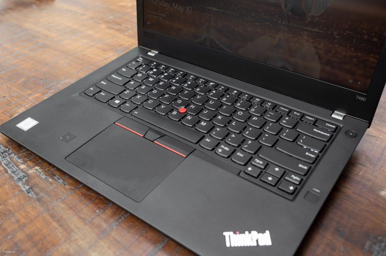 Touchpad của máy được trang bị bề mặt phủ kính, hỗ trợ đa điểm