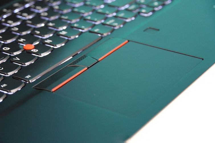 Touchpad di chuyển trơn mịn và đa điểm nhạy