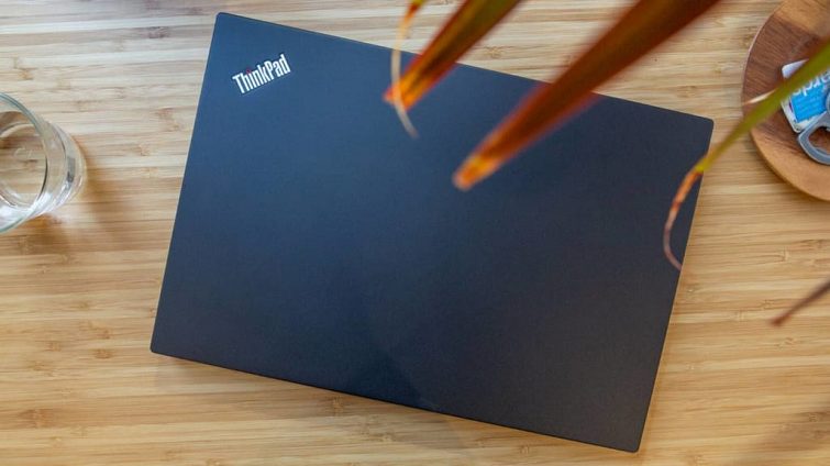 Nắp máy được chế tạo bằng sợi thủy tinh cao cấp