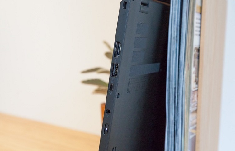 Cạnh phải của máy