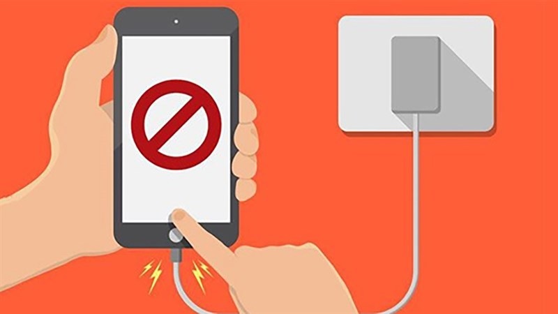 Hạn chế vừa sạc vừa sử dụng điện thoại để sửa lỗi iOS 17 bị nóng máy, hao pin