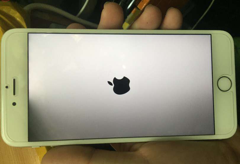 màn hình iphone đen một góc