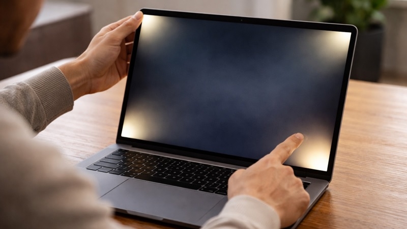 Màn hình laptop bị hở viền có nguy hiểm không?