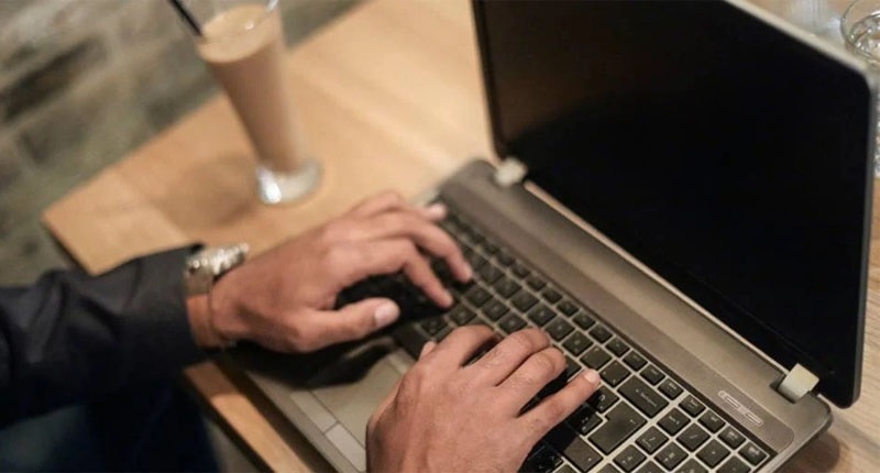 Những tác hại của tình trạng màn hình laptop bị tối mờ là gì?