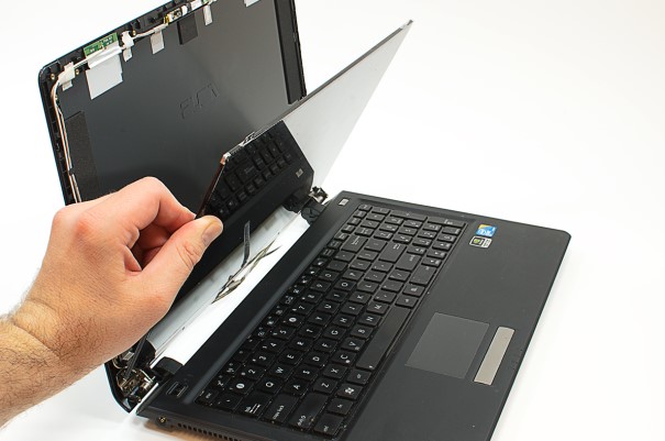 Màn hình laptop bị vỡ bên trong có sửa được không hay phải thay mới?