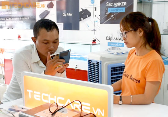 Mang điện thoại đến cửa hàng uy tín để kiểm tra sửa chữa