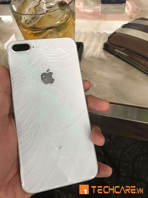 Mặt kính lưng iphone 8 bị vỡ