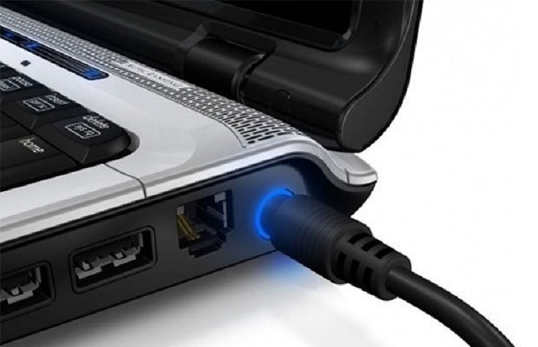 may-tinh-bi-cham-khi-cam-sac