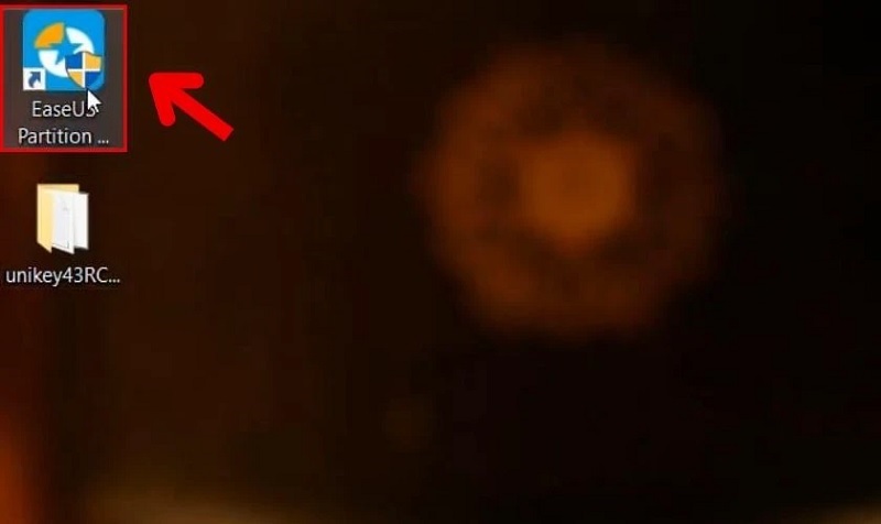 Click đúp chuột lên biểu tượng của phần mềm EaseUS Partition Master