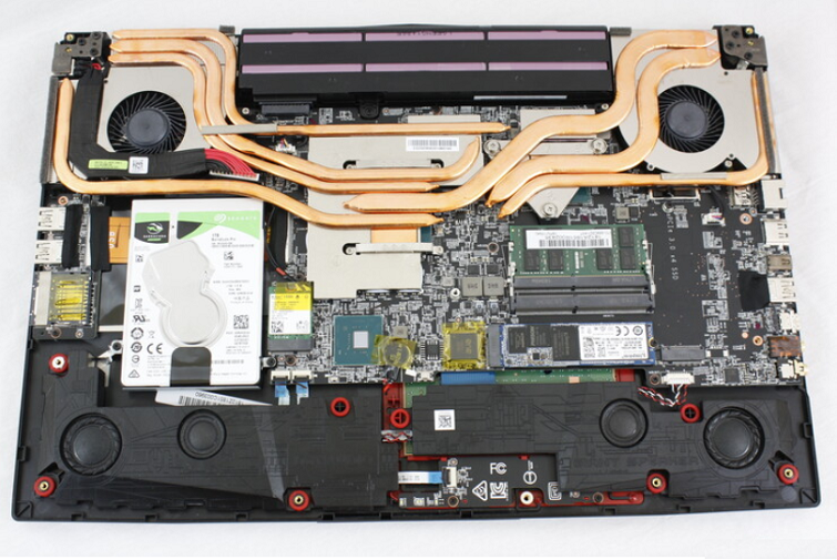 Phần tản nhiệt được thiết kế hợp lý ở phía sau và 2 bên của máy