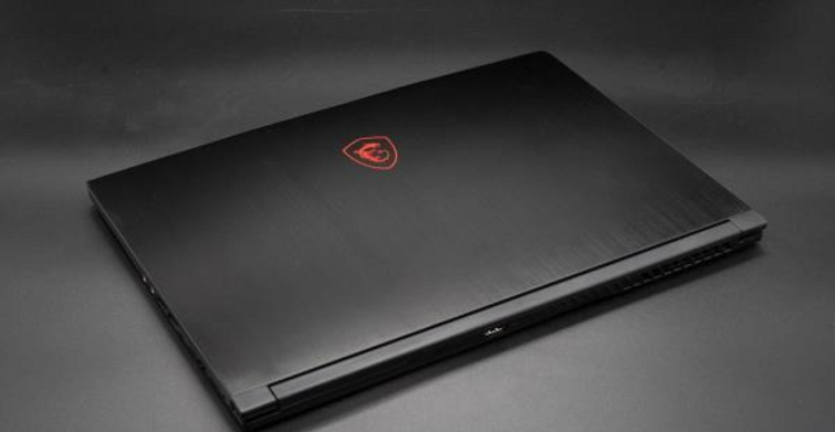 Phần logo của hãng được khắc chìm tinh tế